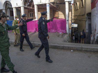 Photo d'archives montrant des policiers marocains patrouillant le 27 mars 2020 dans le quartier de Takadoum, dans la capitale Rabat, pour faire respecter le confinement en pleine crise du coronavirus - FADEL SENNA [AFP]