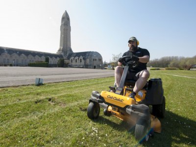 Olivier Gérard, directeur de l'ossuaire de Douaumont, tond la pelouse et s'occupe de multiples autres tâches en ces temps de confinement, le 8 avril 2020 - JEAN-CHRISTOPHE VERHAEGEN [AFP]
