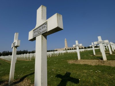 En contrebas de l'ossuaire, 15.000 croix blanches composent la nécropole, propriété de l'Etat, le 8 avril 2020 à Douaumont - JEAN-CHRISTOPHE VERHAEGEN [AFP]