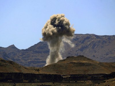 Un panache de fumée après une frappe aérienne de la coalition emmenée par l'armée saoudienne à Sanaa le 23 février 2020 - MOHAMMED HUWAIS [AFP/Archives]
