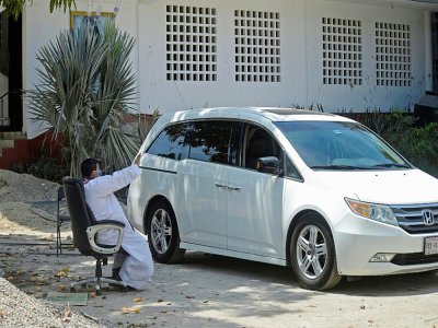 Un prêtre catholique entend la confession d'un fidèle en voiture, à Acapulco (Mexique) le 9 avril 2020 - Francisco Robles [AFP]