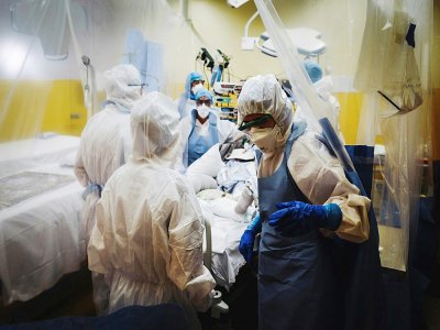 Des personnels soignants s'occupent d'un patient en soins intensifs à l'hôpital franco-britannique de Levallois-Perret, au nord de Paris, le 9 avril 2020 - LUCAS BARIOULET [AFP]
