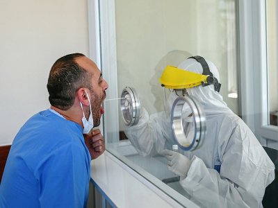 Test du coronavirus à la faculté de médecine de l'Université Carrahpasa d'Istanbul, le 10 avril 2020 - Ozan KOSE [AFP]