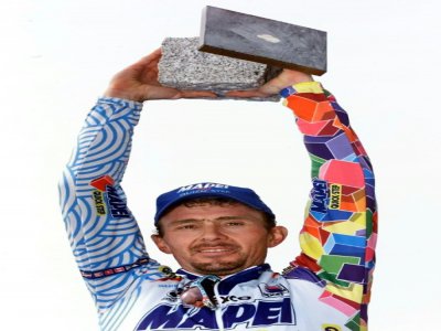 Le Belge Johan Museeuw soulève le trophée du vainqueur de Paris-Roubaix le 9 avril 2000 au vélodrome de Roubaix - PATRICK KOVARIK [AFP/Archives]