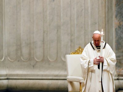 Le pape François préside la veillée pascale, dans la basilique Saint-Pierre  vide de fidèles, le 11 avril 2020 au Vatican - REMO CASILLI [POOL/AFP]