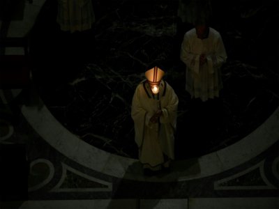 Le pape François s'apprête à présider la veillée pascale à huis clos, dans la basilique Saint-Pierre, le 11 avril 2020 au Vatican - Handout [VATICAN MEDIA/AFP]