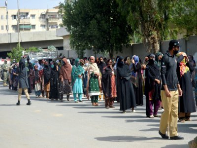 Des femmes font la queue pour obtenir une assistance financière, le 11 avril 2020 à Karachi, au Pakistan - Rizwan TABASSUM [AFP]