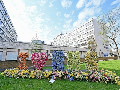 Hommage floral au personnel soignant de l'hôpital St Thomas, le 12 avril 2020 à Londres où était soigné le Premier ministre britannique Boris Johnson atteint du Covid-19 - Glyn KIRK [AFP]