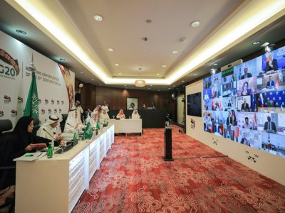 Photo diffusée le 10 avril 2020 par le ministère saoudien de l'Energie montrant une salle de réunion par videoconférence à Ryad des ministres du Pétrole des pays du G20 - - [Saudi Arabia's Ministry of Energy/AFP]