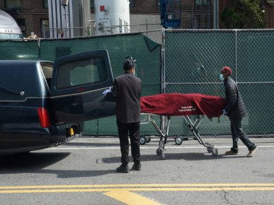 Des employés des pompes funèbres emmènent le corps d'une victime du Covid-19, le 8 avril 2020 à New York - Bryan R. Smith [AFP/Archives]