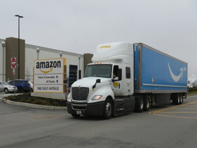 Un camion Amazon sur le site de Staten Island, le 30 mars 2020 à New York - Angela Weiss [AFP/Archives]
