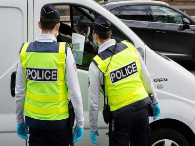 La police contrôle les attestations des automobilistes sur le périphérique parisien, le 11 avril 2020 - Thomas SAMSON [AFP]