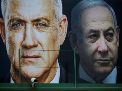 Benny Gantz et Benjamin Netanyahu, sur une affiche à Ramat Gan à proximité de Tel Aviv le 17 février 2020 - JACK GUEZ [AFP/Archives]