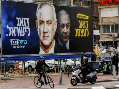Une affiche à Ramat Gan, en Israël, montre Benny Gantz (à gauche) et Benjamin Netanyahu en mars 2020 - MENAHEM KAHANA [AFP]