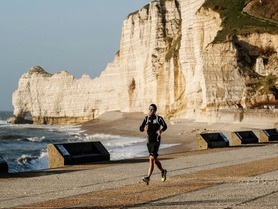 Course à pied près des falaises d'Etretat le 13 avril 2020, au 28e jour de confinement - Sameer Al-DOUMY [AFP]