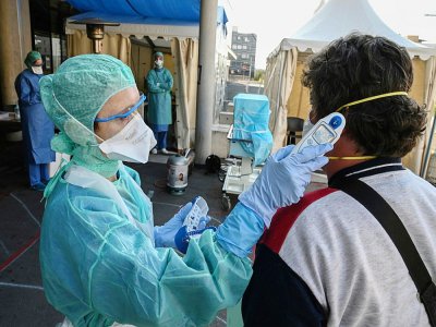 Relevé de température dans un poste avancé Covid-19 de l'hôpital Saint Roch à Montpellier, le 8 avril 2020 - Pascal GUYOT [AFP/Archives]