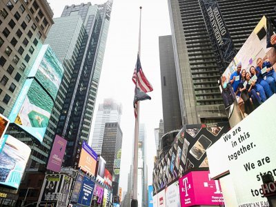 Drapeau américain en berne sur Times Square à New York, le 13 avril 2020 - Johannes EISELE [AFP]