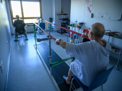 Un patient suit un programme de rééducation dans un centre de soins d'Illkirch-Graffenstaden après avoir été gravement atteint par le coronavirus, le 14 avril 2020 - PATRICK HERTZOG [AFP]