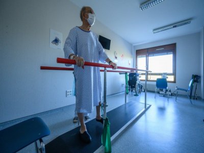 Un patient suit un programme de rééducation fonctionnelle dans un centre de soins d'Illkirch-Graffenstaden après avoir été gravement atteint par le coronavirus, le 14 avril 2020 - PATRICK HERTZOG [AFP]