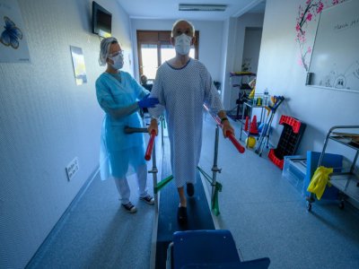 Un patient suit un programme de rééducation avec une kinésithérapeute dans un centre de soins d'Illkirch-Graffenstaden après avoir été gravement atteint par le coronavirus,le 14 avril 2020 - PATRICK HERTZOG [AFP]
