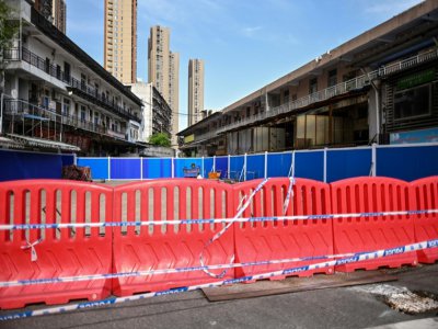 Le marché Huanan caché derrière une palissade où le nouveau coronavirus a fait son apparition fin 2019, le 15 avril 2020 à Wuhan - Hector RETAMAL [AFP]