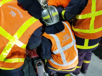Une vingtaine de sapeurs-pompiers sont intervenus pour faire des vérifications dans le bâtiment enfumé de la clinique Océane ce vendredi 17 avril.