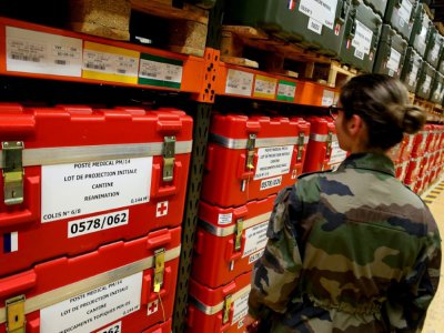 Une membre de l'Etablissement de ravitaillement sanitaire des armées (Ersa) contrôle les stocks de matériel sanitaire, le 14 avril 2020 près de Reims - FRANCOIS NASCIMBENI [AFP]