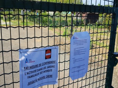 Aux jardins ouvriers d'Alençon, une affichette indique que l'accès est interdit. L'autre dit le contraire. le maire a clarifié la situation...