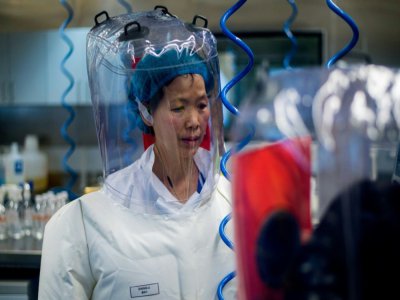 Une employée du laboratoire P4 de Wuhan en Chine le 23 février 2017 - JOHANNES EISELE [AFP/Archives]