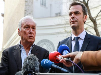Jean-Francois Delfraissy (g) et le ministre de la Santé Olivier Véran lors d'un point de presse à Paris, le 13 mars 2020 - Ludovic Marin [POOL/AFP]