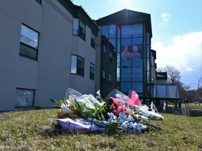 Des fleurs ont été déposées en hommage aux 31 personnes décédées au centre Herron, le 16 avril près de Montréal, Canada - Eric THOMAS [AFP Photo]