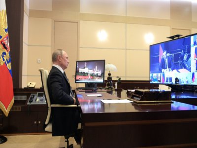 Le président russe Vladimir Poutine assiste à une visioconférence depuis sa résidence à Novo-Ogaryovo (banlieue de Moscou), le 16 avril 2020 - Alexey DRUZHININ [SPUTNIK/AFP]