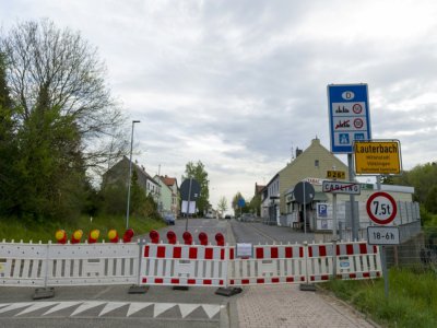Barrière de fermeture de la frontière entre la France et l'Allemagne le 17 avril 2020 vue depuis Carling - JEAN-CHRISTOPHE VERHAEGEN [AFP]