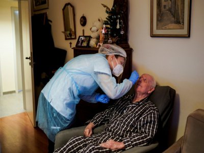 Une infirmière teste une personne âgée dans une résidence le 17 avril 2020 à Bruxelles - kenzo tribouillard [AFP]