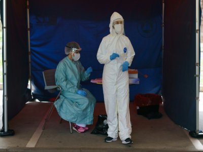 Des personnels soignants pratiquent des tests au Covid-19, le 18 avril 2020 à l'hôpital universitaire espagnol de Burgos - CESAR MANSO [AFP]