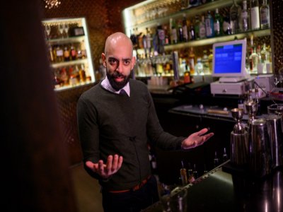Rohit Malhotra, manager du bar "speakeasy" le Capo, qui a créé un cocktail en l'honneur d'Anthony Fauci, à Washington, le 14 janvier 2020 - Eric BARADAT [AFP]
