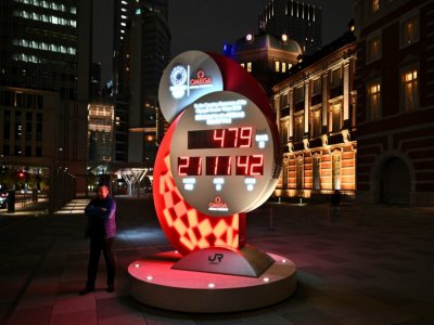 L'horloge électronique qui décompte le temps jusqu'à l'ouverture des Jeux olympiques de Tokyo le 23 juillet 2021, devant la gare centrale de Tokyo le 30 mars 2020 - Philip FONG [AFP/Archives]