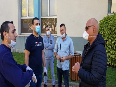 Le docteur Nordine Khodeir (à droite) reçoit repas traditionnels et masques offerts par la communauté syrienne d'Alençon. - Eric Mas