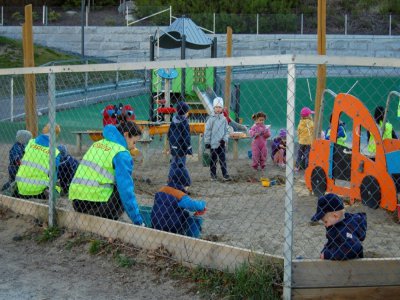 Des enfants jouent le 20 avril 2020 à Oslo où les crèches ont rouvert - Pierre-Henry DESHAYES [AFP]