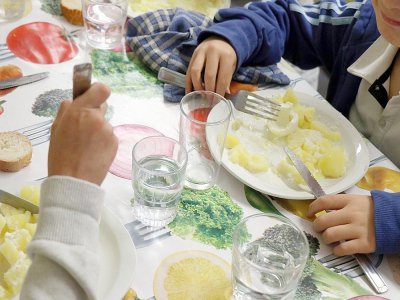 Les enfants ne peuvent plus déjeuner à la cantine ce qui entraîne des frais supplémentaires pour les familles.
