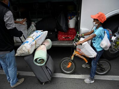 Des migrants vénézuéliens s'apprêtent à prendre un autocar pour retourner dans leur pays, le 14 avril 2020 à Cali, en Colombie - Luis ROBAYO [AFP/Archives]