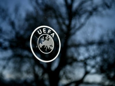 L'Union européenne de football (UEFA) a émis une "forte recommandation" en vue d'achever les compétitions nationales suspendues à cause du coronavirus - Fabrice COFFRINI [AFP/Archives]