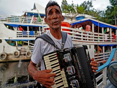 Le Brésilien Eder Rodrigues do Nascimento chante des chansons contre la déforestation et le changement climatique sur la rivière Jurua dans la région de Carauari au Brésil le 14 mars 2020 - FLORENCE GOISNARD [AFP]
