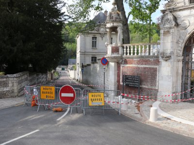 La départementale qui longe l'abbaye a été fermée à la circulation alors que des pierres risquent de chuter. - Le Courrier cauchois