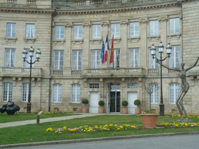 Un conseil municipal spécial est organisé mercredi 22 avril à Alençon. Les élus devront décrocher leur téléphone.  - Eric Mas