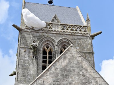 Le clocher hautement symbolique de Sainte Mère Église, pourrait résonner à 18h44, le 6 juin en hommage aux libérateurs. - Arnaud Le Gall