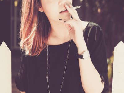 La nicotine pourrait protéger du Covid-19, pas le tabac. Fumer reste une cause élevée de mortalité en France.
