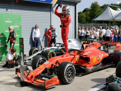 Charles Leclerc juché sur sa Ferrari après sa victoire au Grand Prix de F1 d'Italie à Monza le 8 septembre 2019 - Andrej ISAKOVIC [AFP/Archives]
