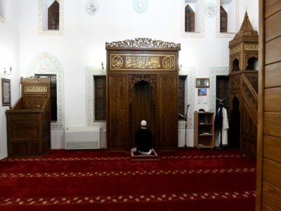 Un imam prie seul dans une mosquée de Podgorica (Monténégro), le 23 avril 2020 - Savo PRELEVIC [AFP]