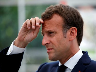 Emmanuel Macron lors d'une visite en Bretagne dans une exploitation agricole le 22 avril 2020 - STEPHANE MAHE [POOL/AFP]